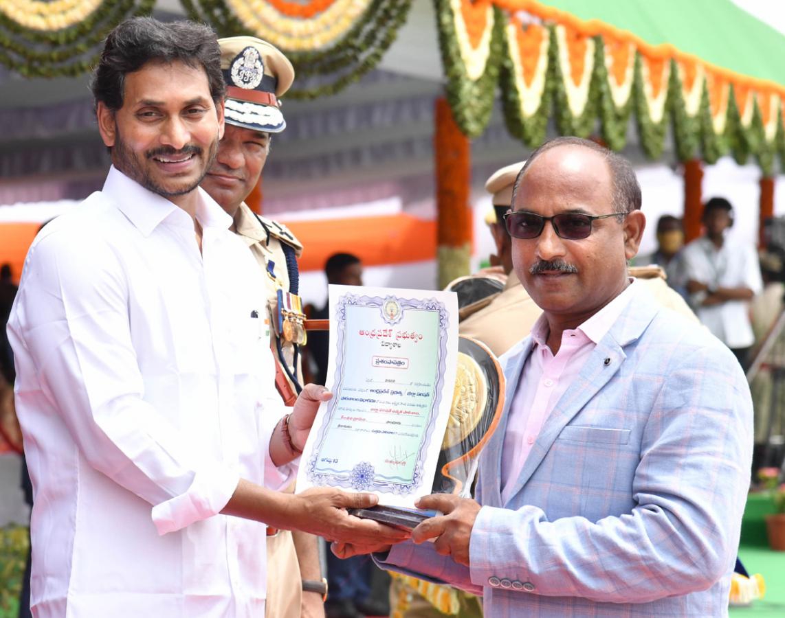 CM Jagan Presents Medals To Police Officers - Sakshi9