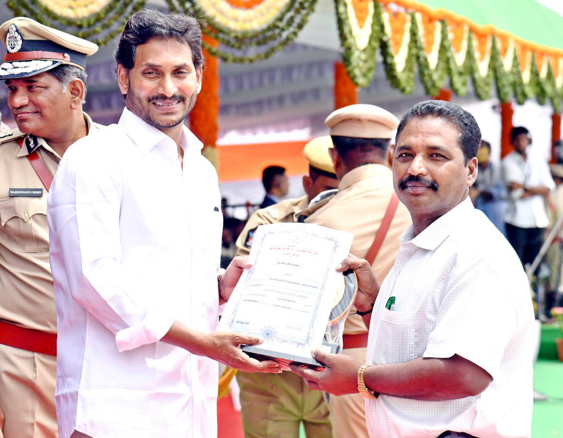 CM Jagan Presents Medals To Police Officers - Sakshi10