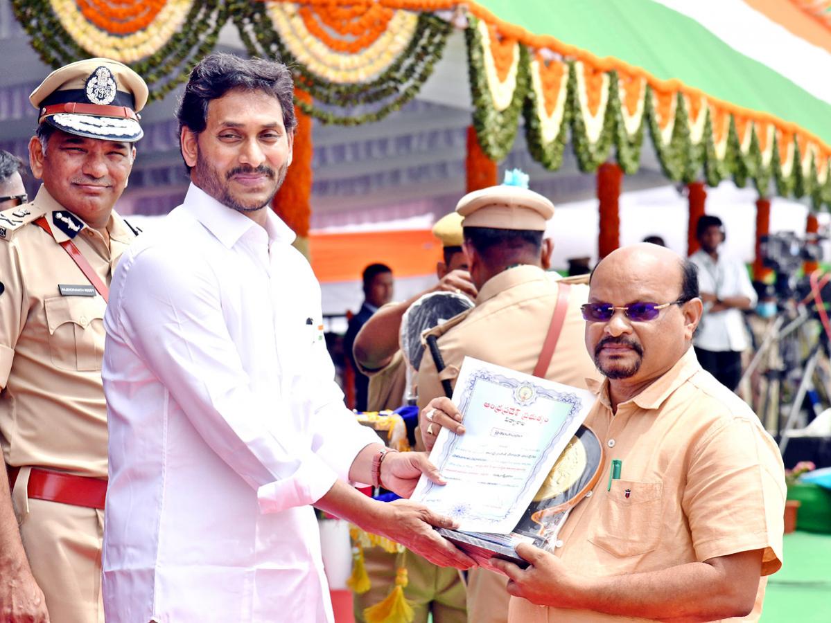 CM Jagan Presents Medals To Police Officers - Sakshi11