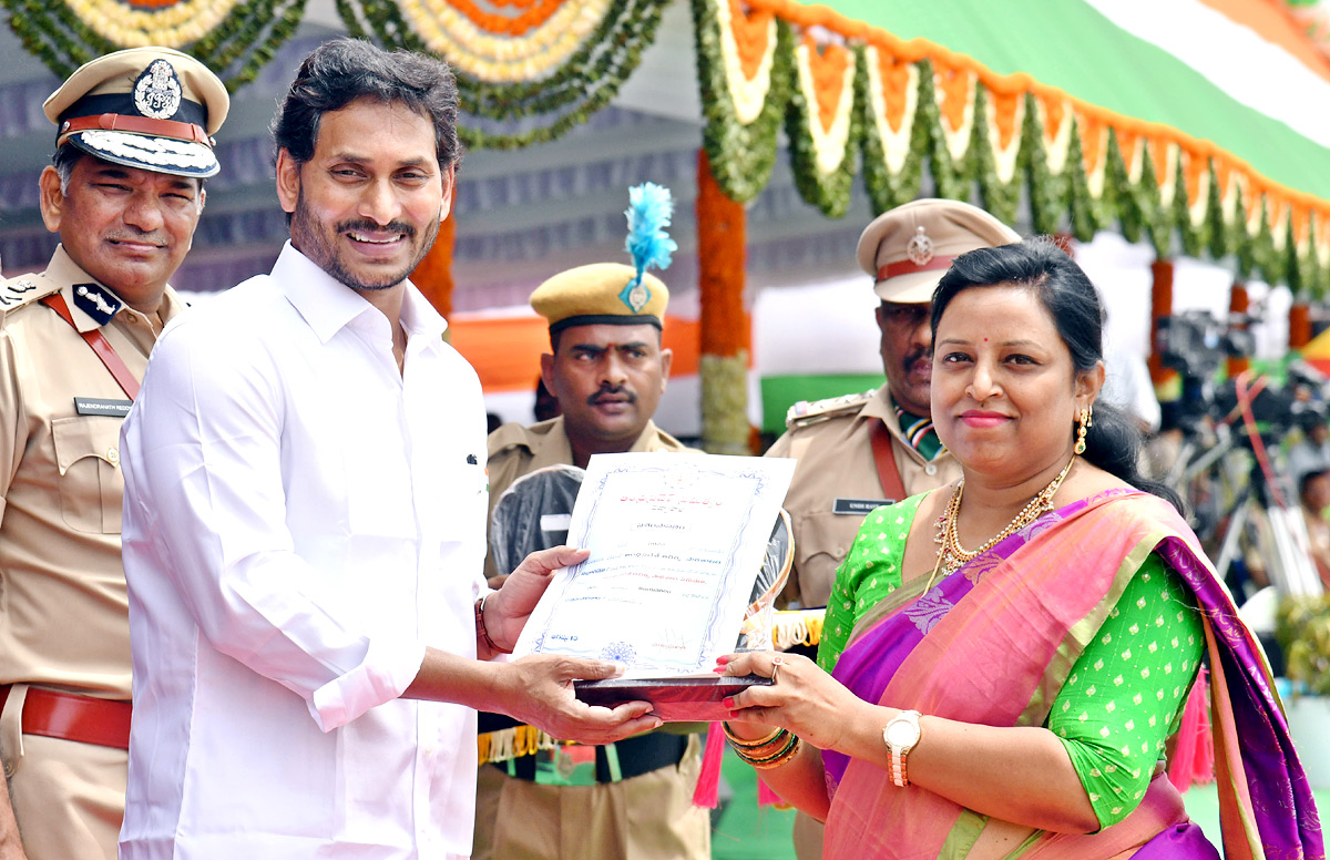 CM Jagan Presents Medals To Police Officers - Sakshi12