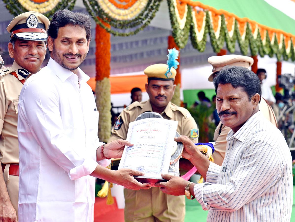 CM Jagan Presents Medals To Police Officers - Sakshi13