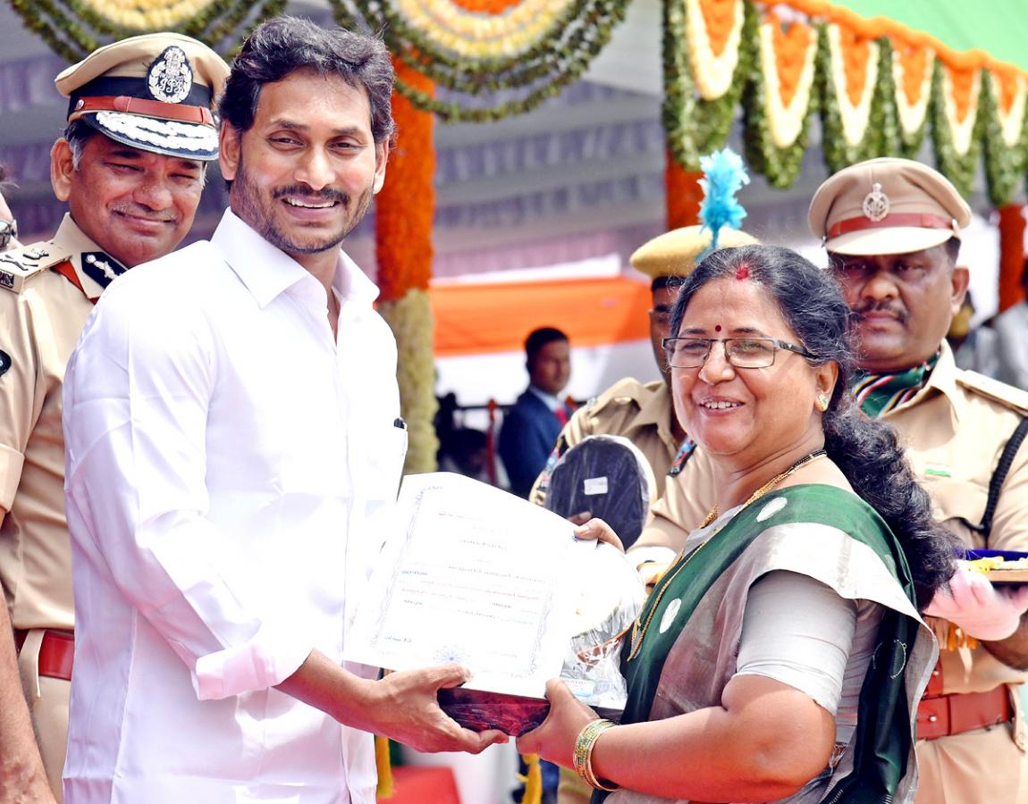 CM Jagan Presents Medals To Police Officers - Sakshi14