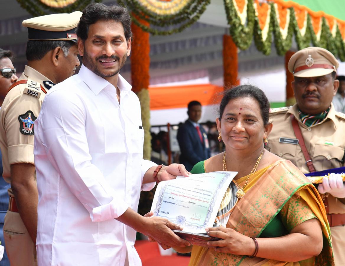 CM Jagan Presents Medals To Police Officers - Sakshi15