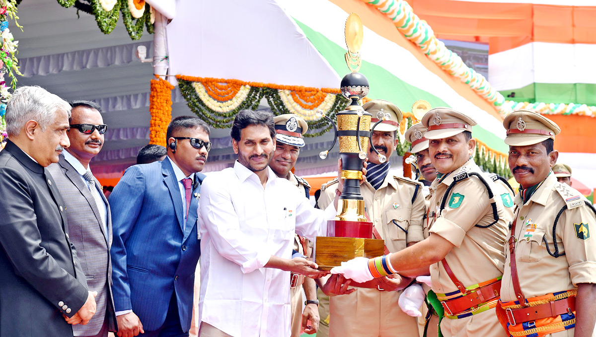 CM Jagan Presents Medals To Police Officers - Sakshi16