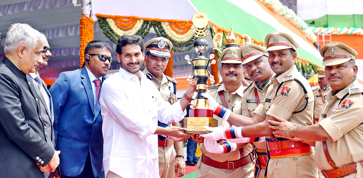 CM Jagan Presents Medals To Police Officers - Sakshi17