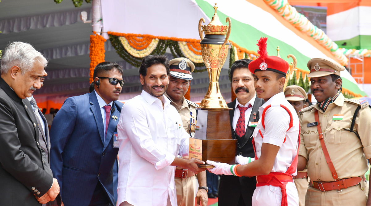 CM Jagan Presents Medals To Police Officers - Sakshi18