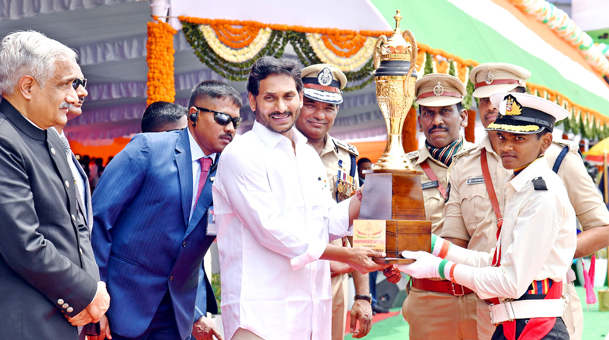 CM Jagan Presents Medals To Police Officers - Sakshi19