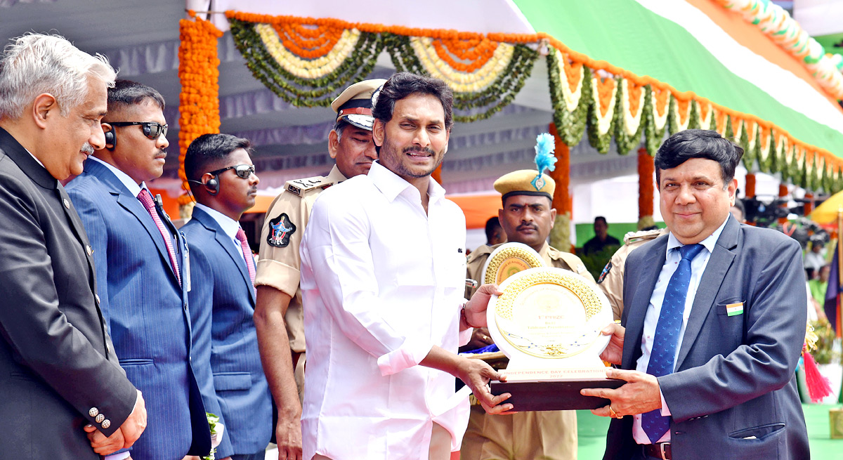 CM Jagan Presents Medals To Police Officers - Sakshi20