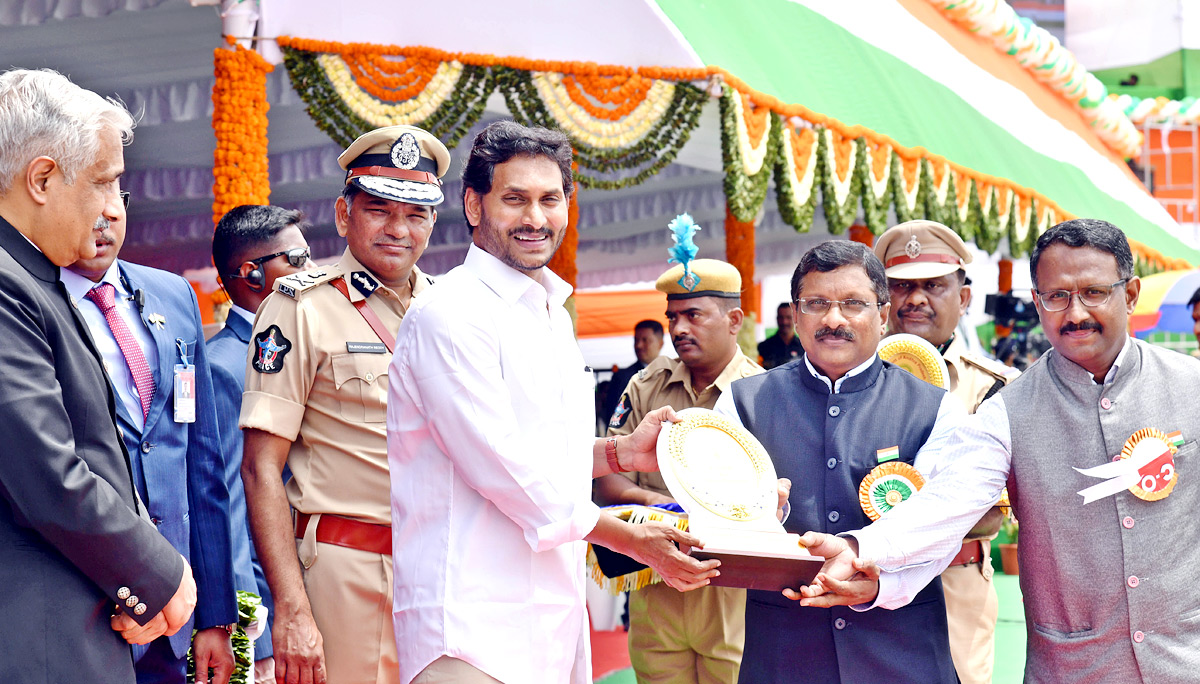 CM Jagan Presents Medals To Police Officers - Sakshi21