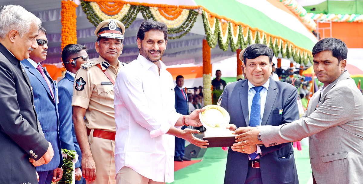 CM Jagan Presents Medals To Police Officers - Sakshi22