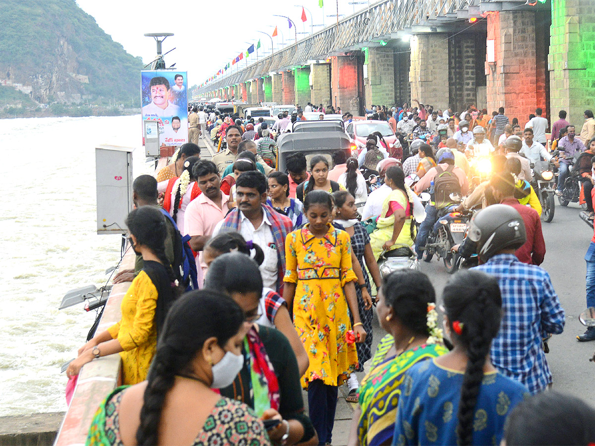 People Rush To Prakasam Barrage To Watch Floodwaters - Sakshi1