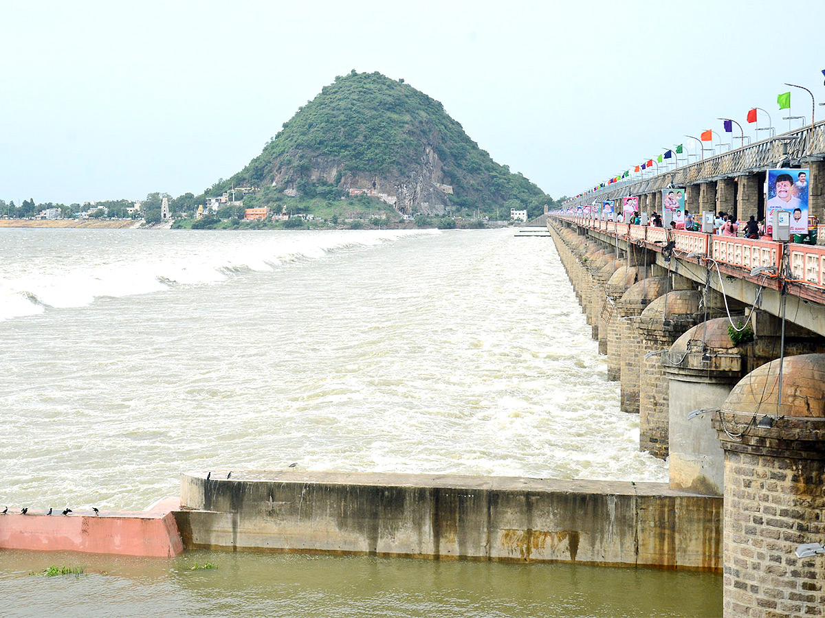 People Rush To Prakasam Barrage To Watch Floodwaters - Sakshi11