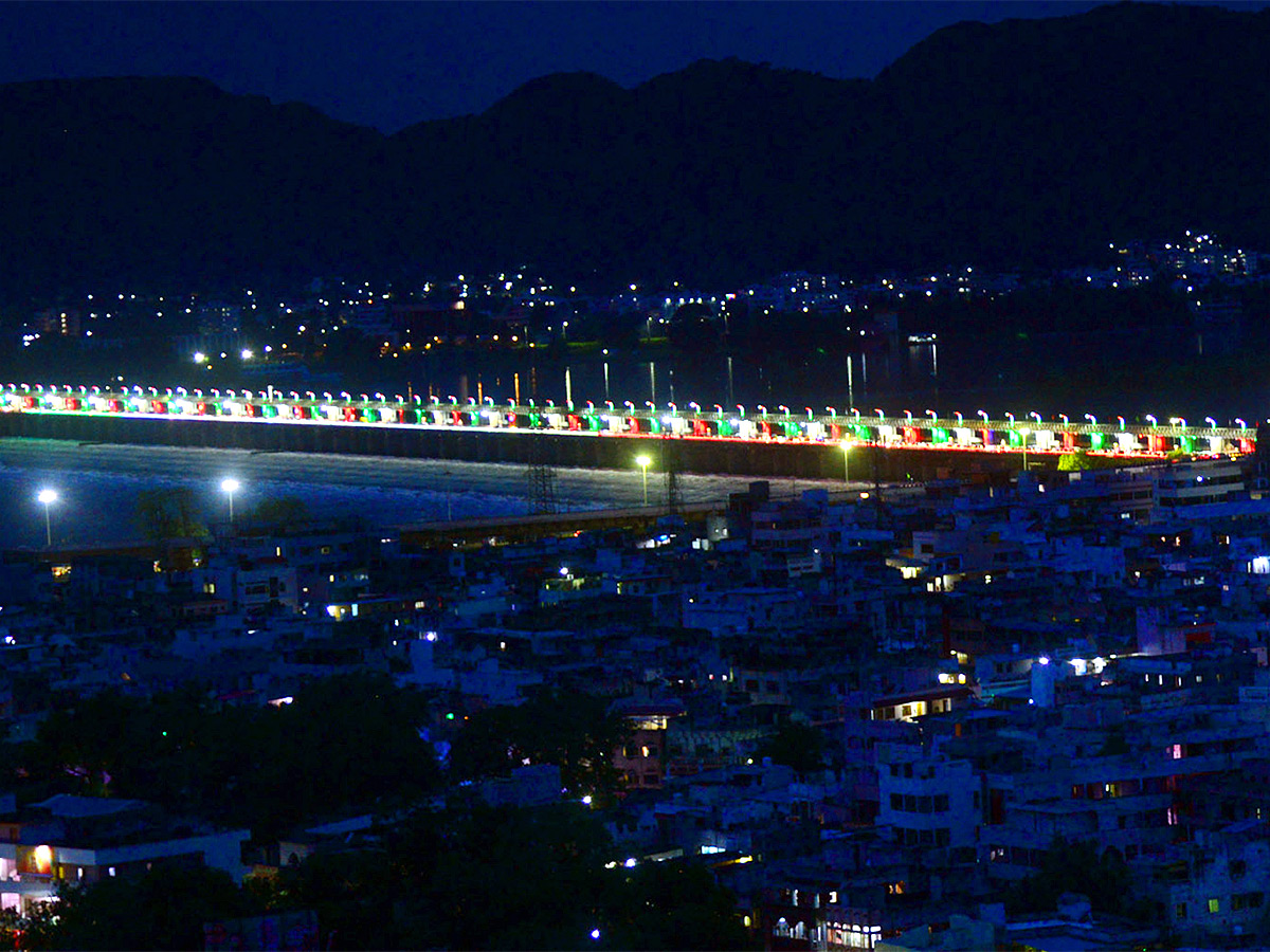 People Rush To Prakasam Barrage To Watch Floodwaters - Sakshi12