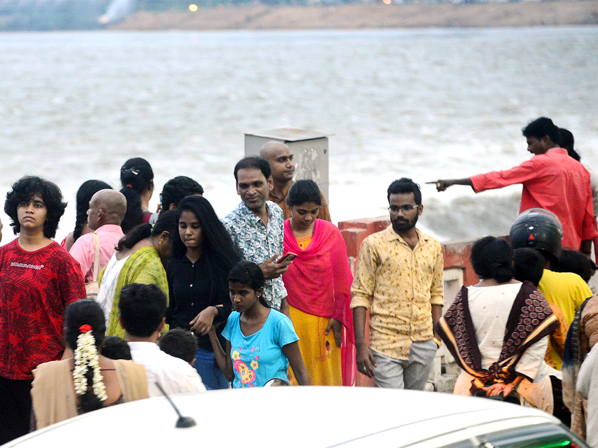 People Rush To Prakasam Barrage To Watch Floodwaters - Sakshi13