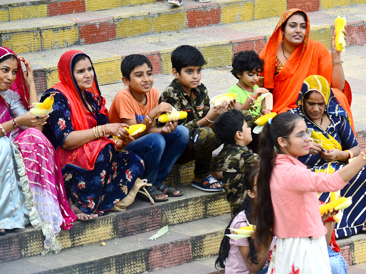 People Rush To Prakasam Barrage To Watch Floodwaters - Sakshi15