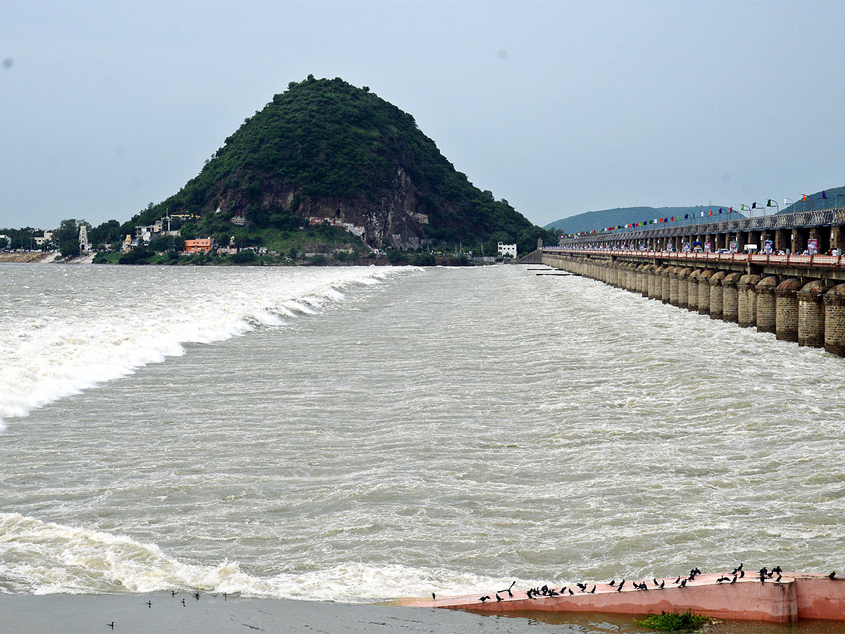 People Rush To Prakasam Barrage To Watch Floodwaters - Sakshi16