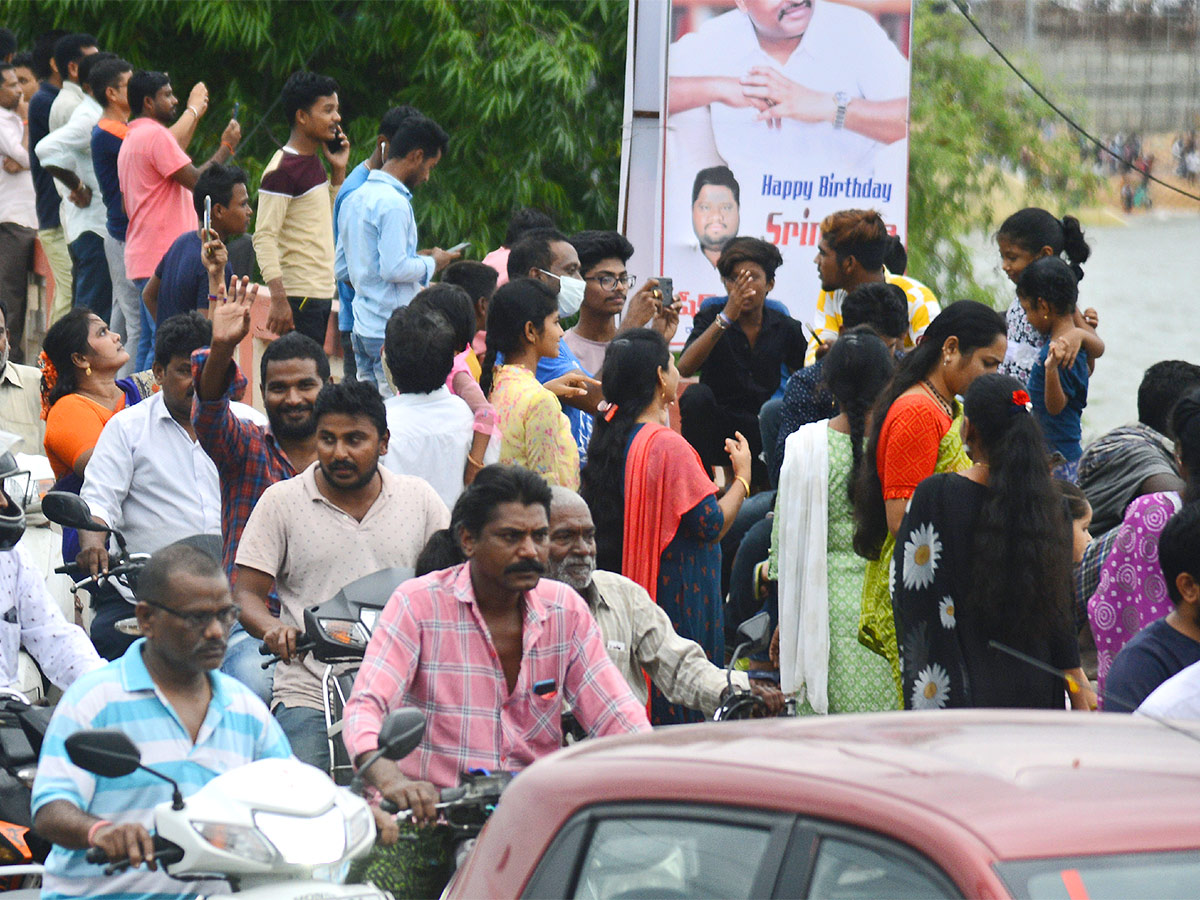 People Rush To Prakasam Barrage To Watch Floodwaters - Sakshi17