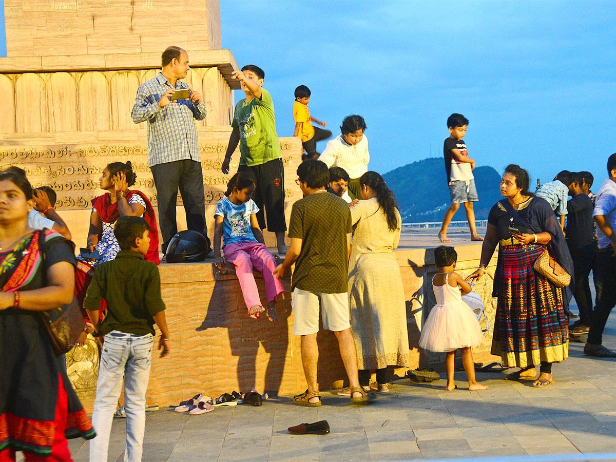 People Rush To Prakasam Barrage To Watch Floodwaters - Sakshi18