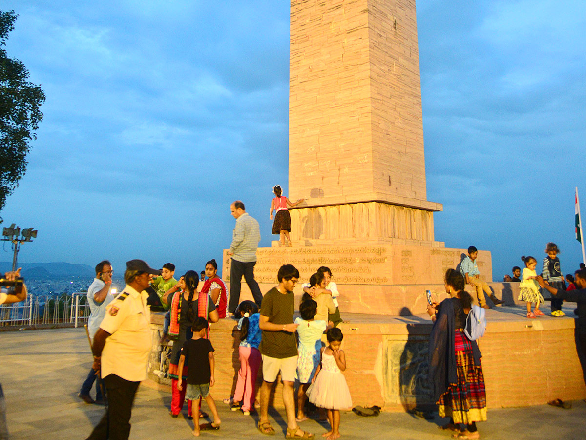 People Rush To Prakasam Barrage To Watch Floodwaters - Sakshi19