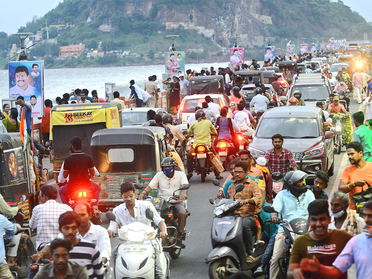 People Rush To Prakasam Barrage To Watch Floodwaters - Sakshi2