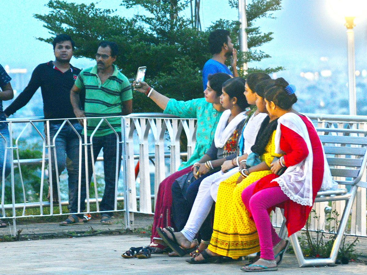 People Rush To Prakasam Barrage To Watch Floodwaters - Sakshi20