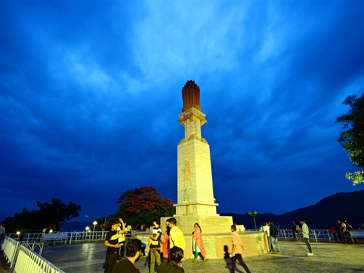 People Rush To Prakasam Barrage To Watch Floodwaters - Sakshi21