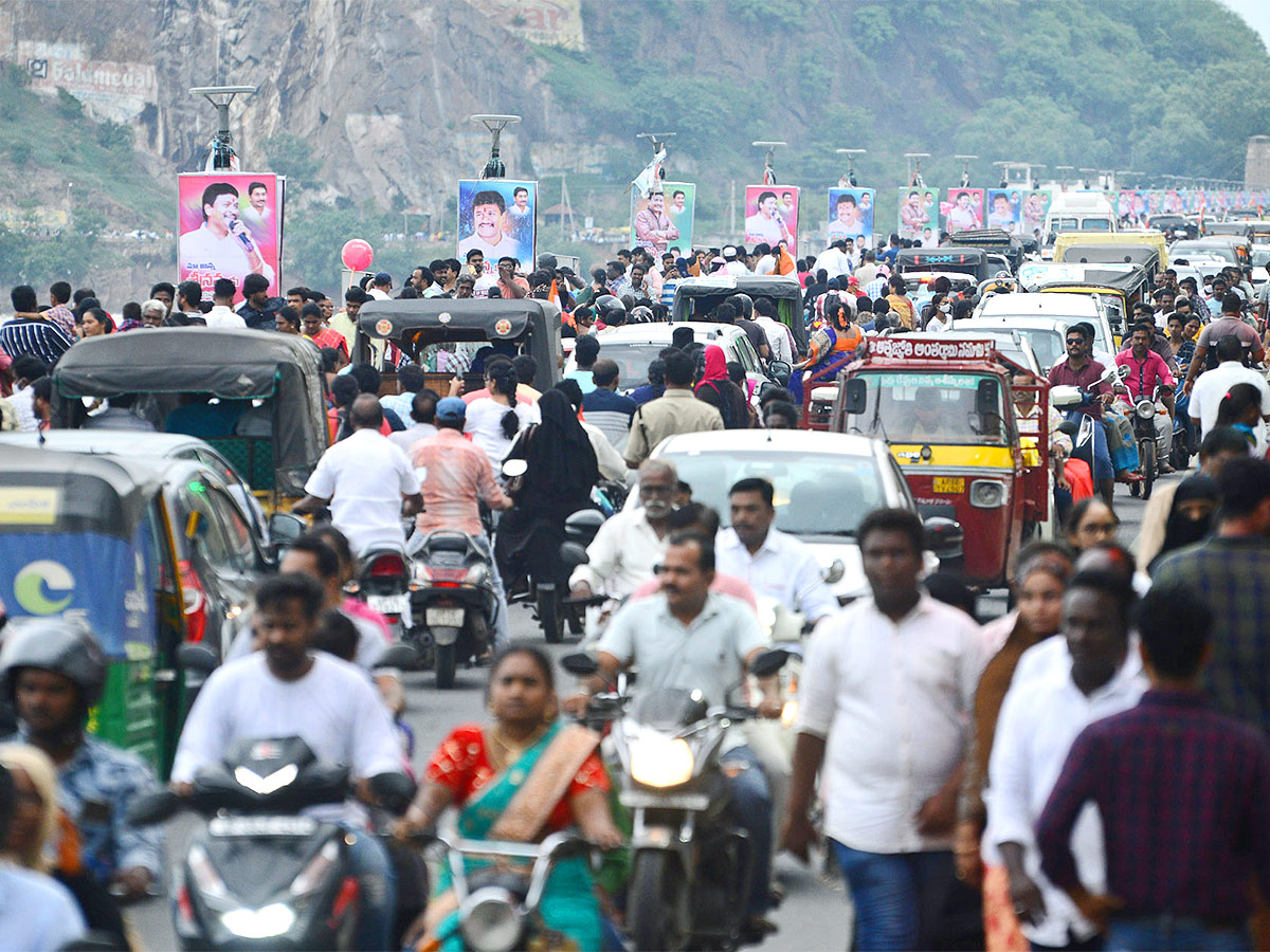 People Rush To Prakasam Barrage To Watch Floodwaters - Sakshi3