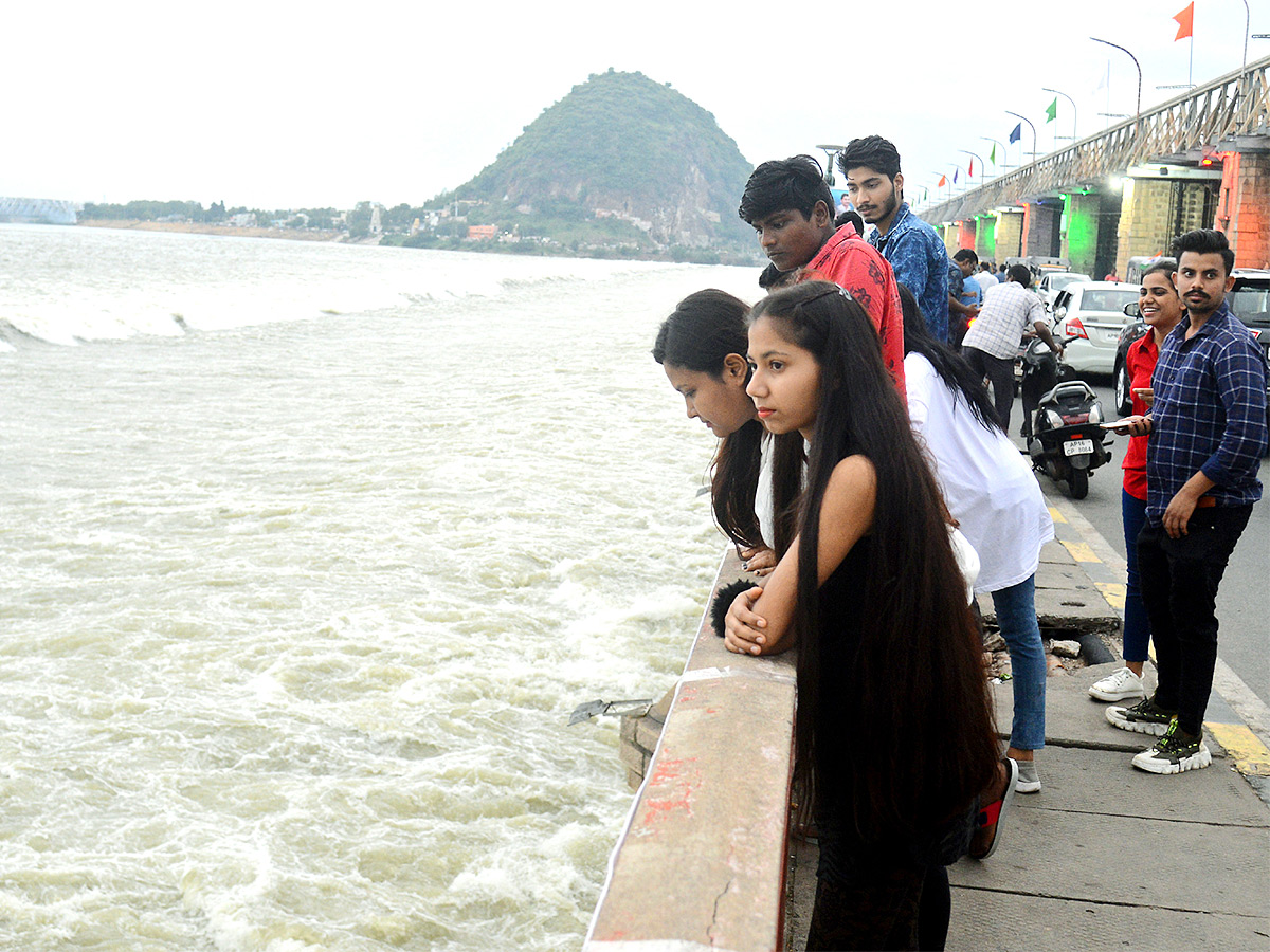 People Rush To Prakasam Barrage To Watch Floodwaters - Sakshi4