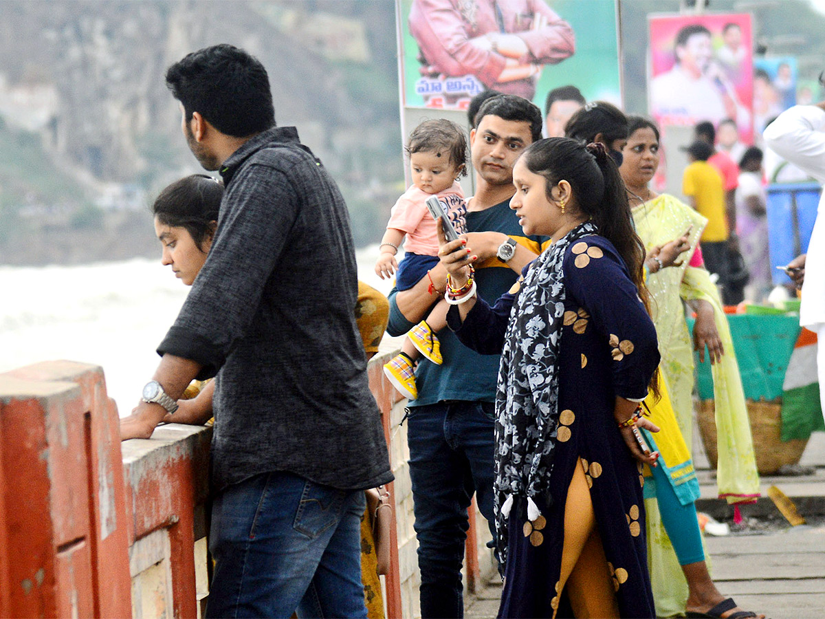 People Rush To Prakasam Barrage To Watch Floodwaters - Sakshi5