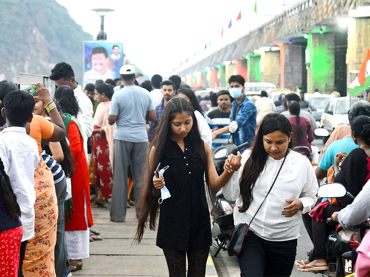 People Rush To Prakasam Barrage To Watch Floodwaters - Sakshi6