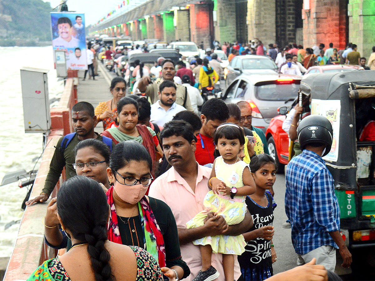 People Rush To Prakasam Barrage To Watch Floodwaters - Sakshi8