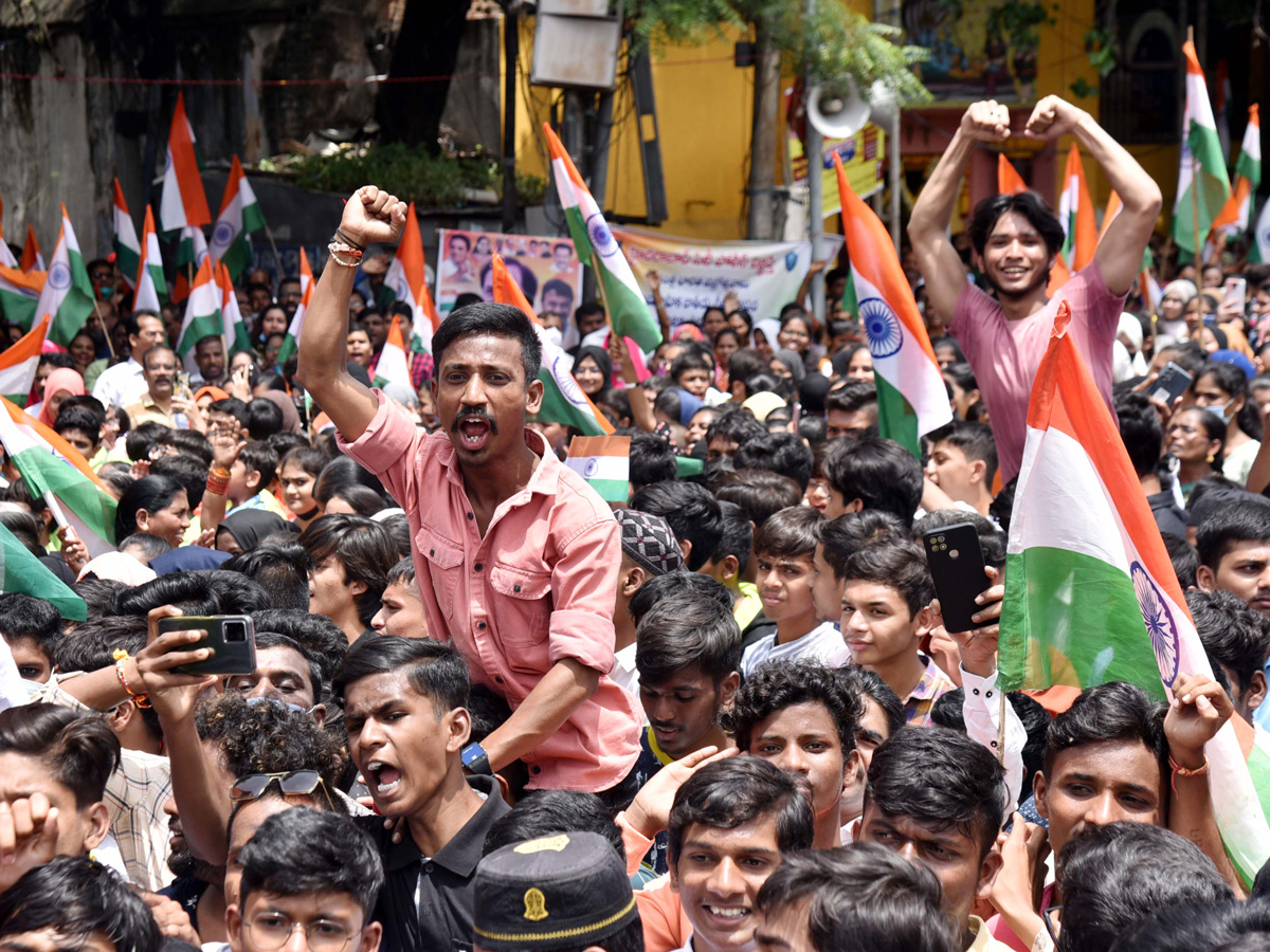 Telangana comes to a standstill for mass singing of national anthem Photo Gallery - Sakshi12