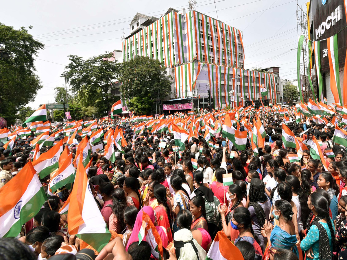 Telangana comes to a standstill for mass singing of national anthem Photo Gallery - Sakshi2