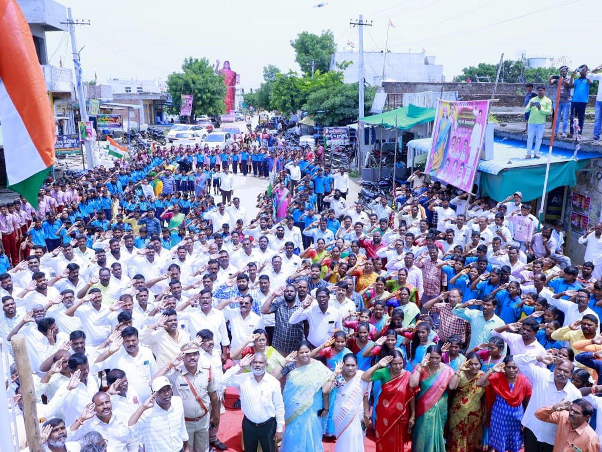 Telangana comes to a standstill for mass singing of national anthem Photo Gallery - Sakshi6