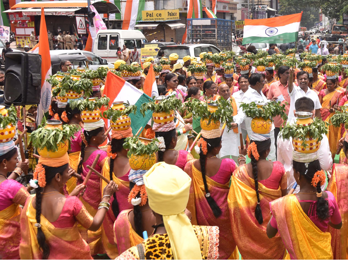 Telangana comes to a standstill for mass singing of national anthem Photo Gallery - Sakshi17