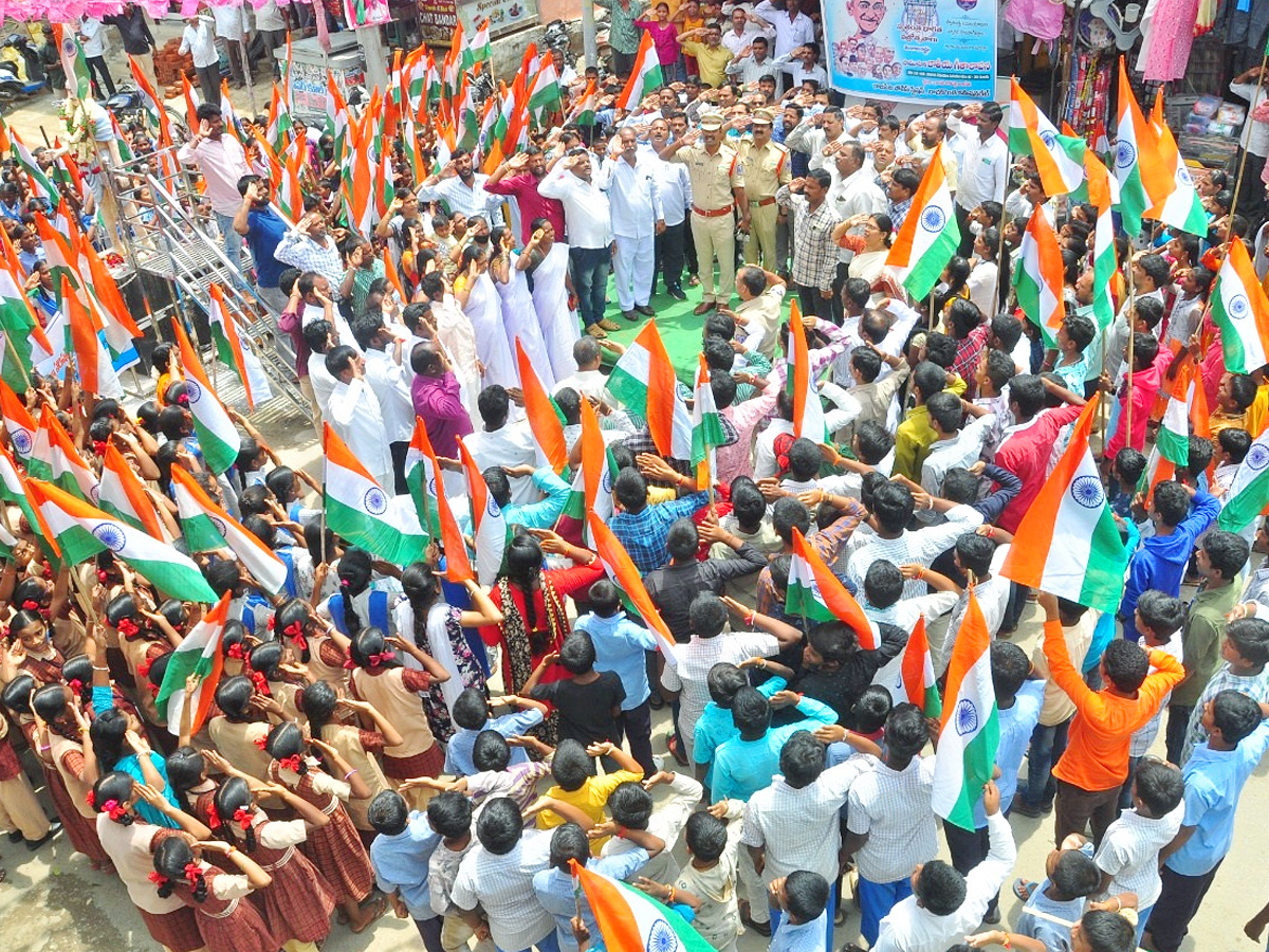 Telangana comes to a standstill for mass singing of national anthem Photo Gallery - Sakshi7