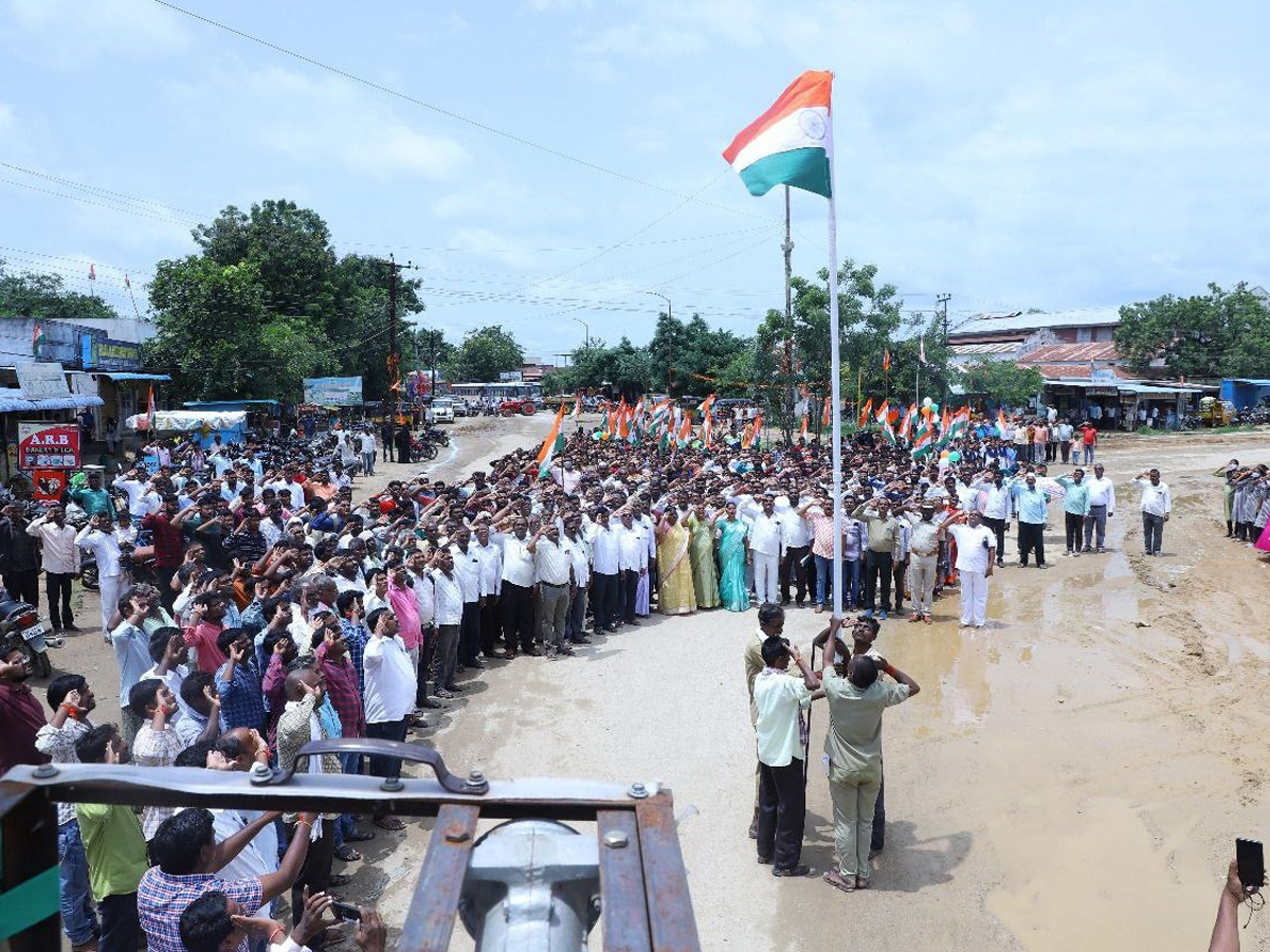 Telangana comes to a standstill for mass singing of national anthem Photo Gallery - Sakshi9