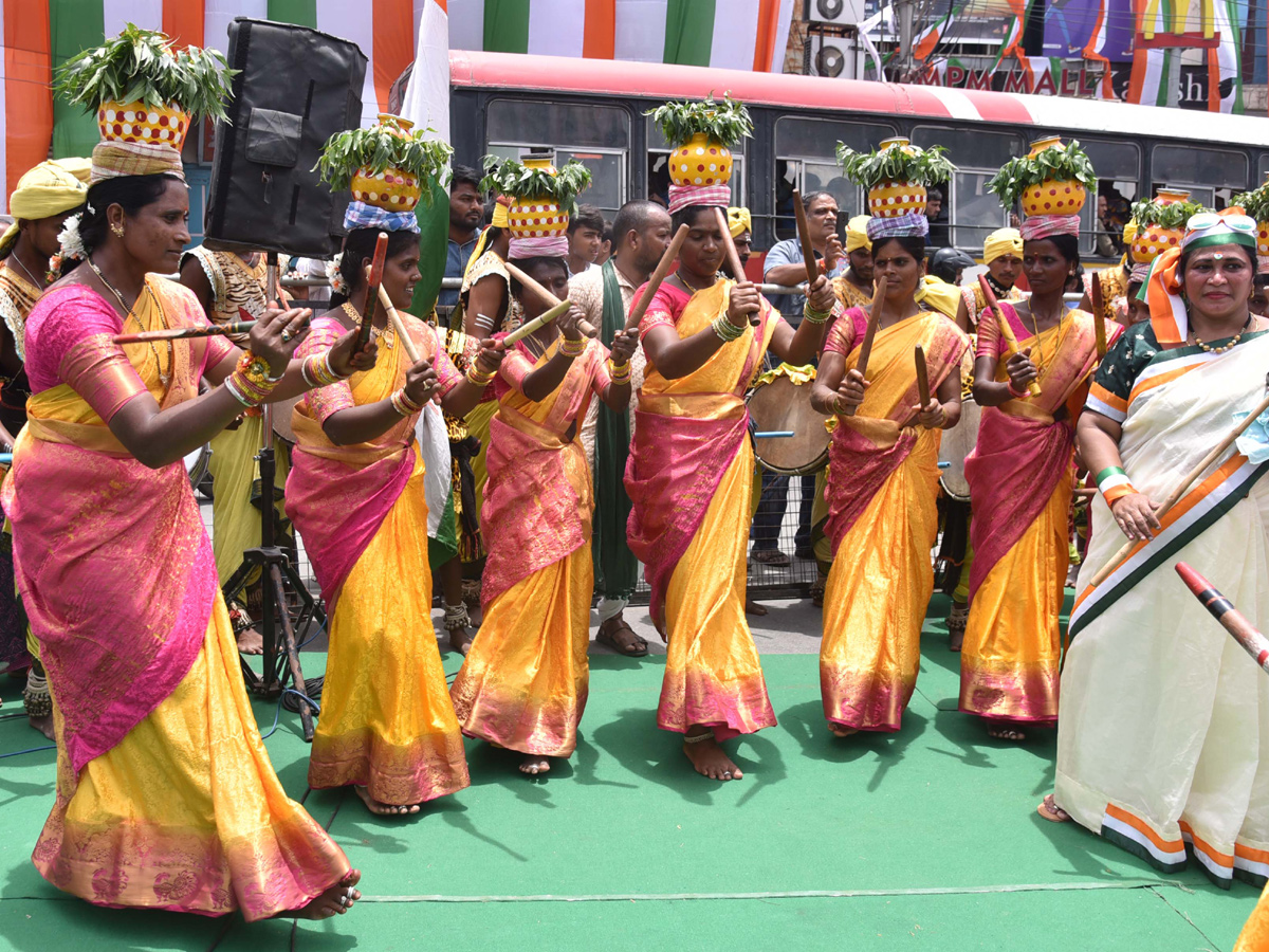 Telangana comes to a standstill for mass singing of national anthem Photo Gallery - Sakshi18