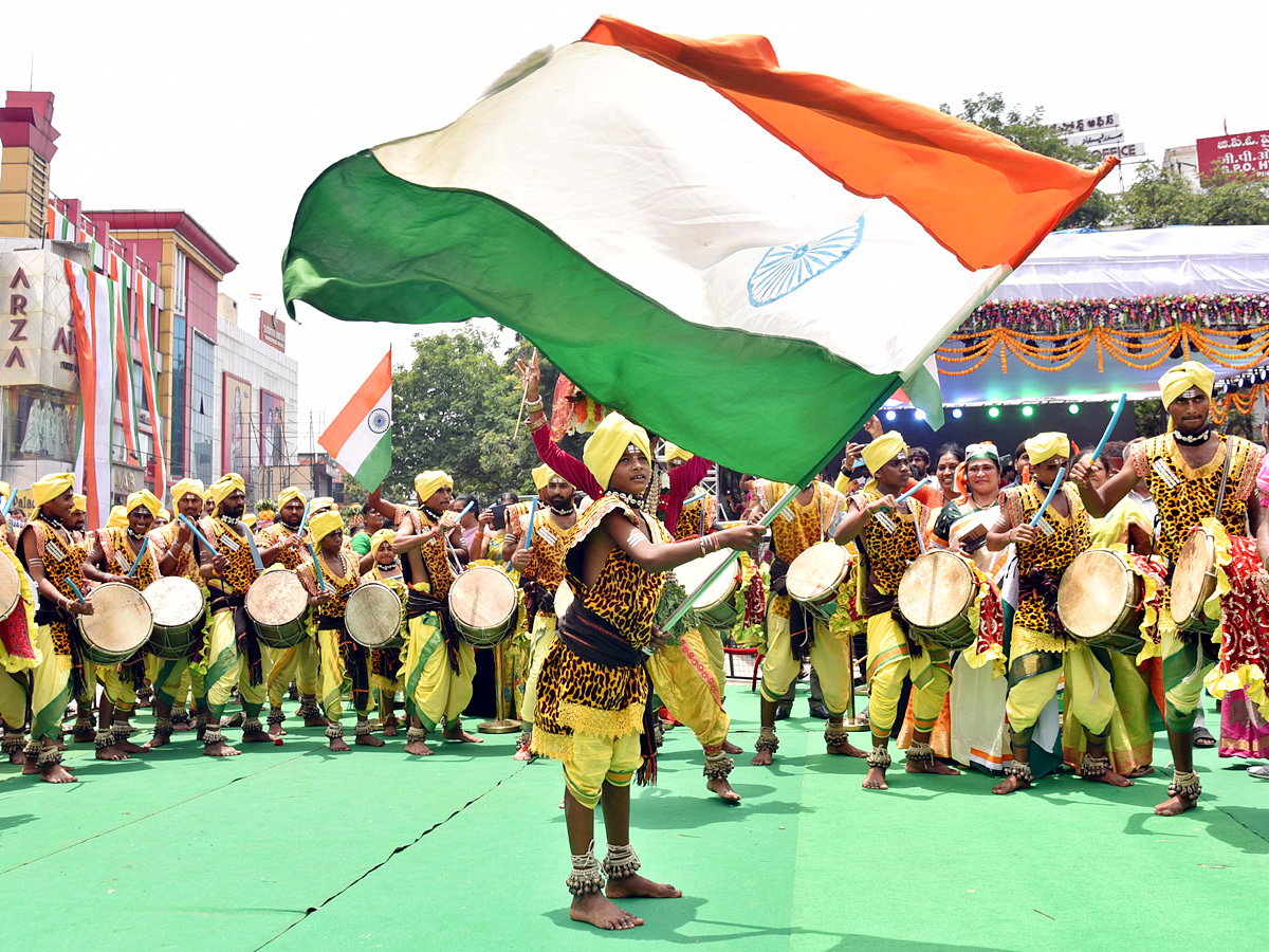 Telangana comes to a standstill for mass singing of national anthem Photo Gallery - Sakshi21