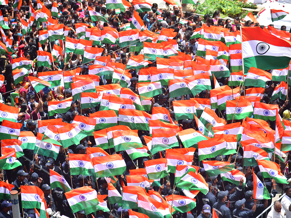 Telangana comes to a standstill for mass singing of national anthem Photo Gallery - Sakshi10