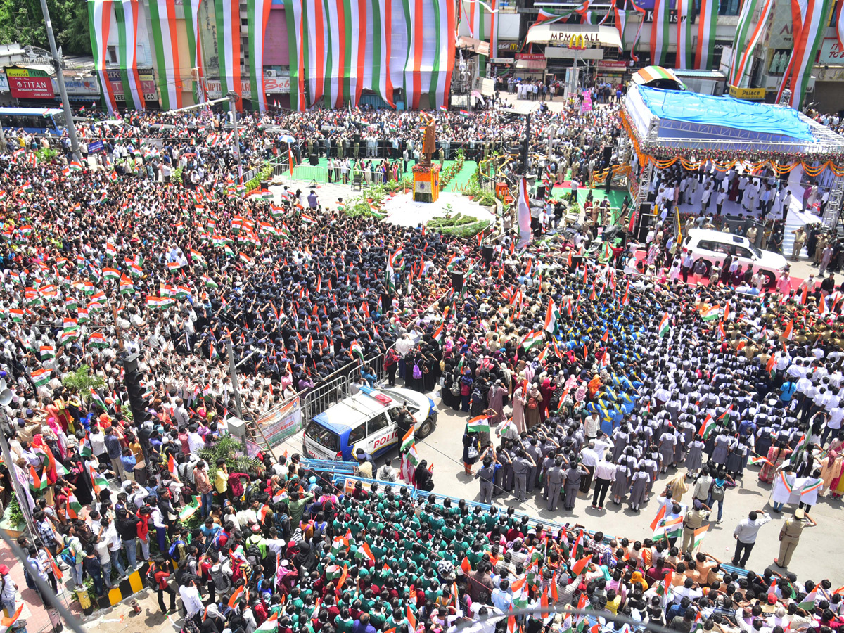 Telangana comes to a standstill for mass singing of national anthem Photo Gallery - Sakshi11