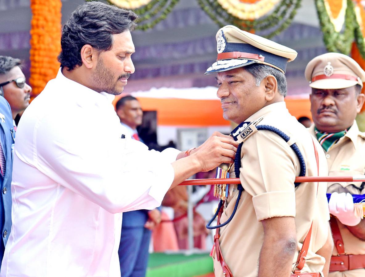 CM Jagan Presents Medals To Police Officers - Sakshi1