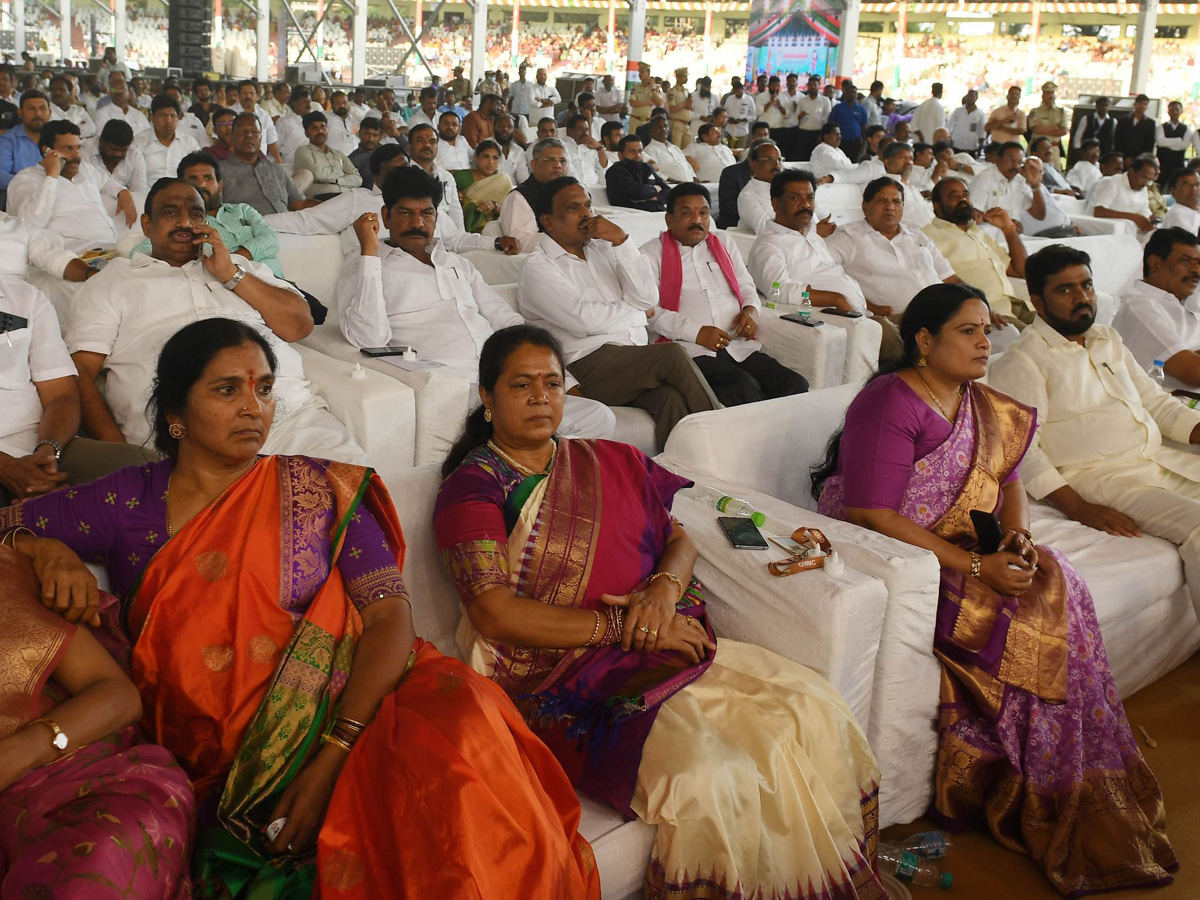 CM KCR Attends Closing Ceremony of Swatantra Bharat Vajrotsavam Photo Gallery - Sakshi17