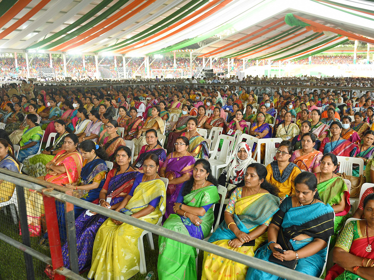 CM KCR Attends Closing Ceremony of Swatantra Bharat Vajrotsavam Photo Gallery - Sakshi18