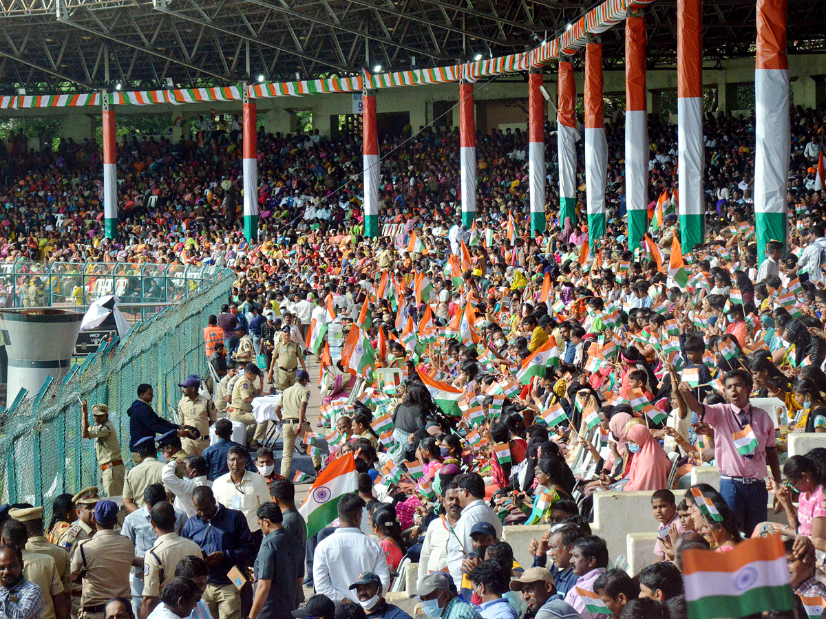 CM KCR Attends Closing Ceremony of Swatantra Bharat Vajrotsavam Photo Gallery - Sakshi12