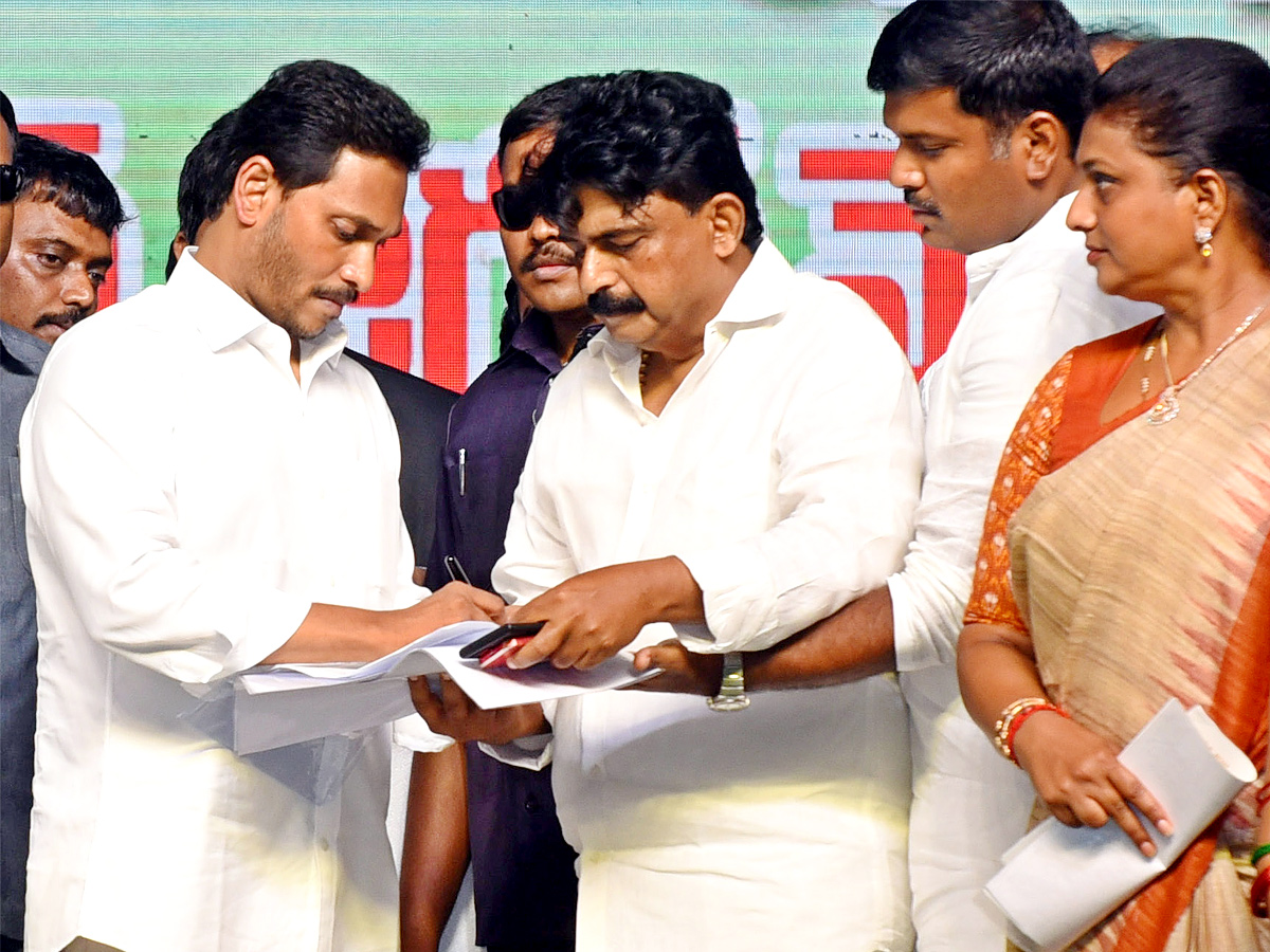 CM Jagan Releases Fourth Phase YSR Nethanna Nestham Funds - Sakshi10