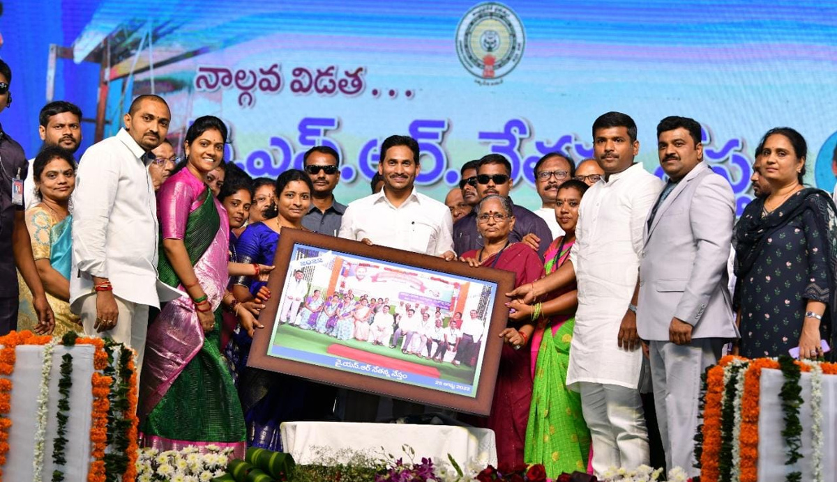 CM Jagan Releases Fourth Phase YSR Nethanna Nestham Funds - Sakshi5