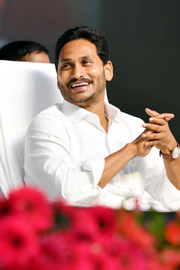 CM Jagan Releases Fourth Phase YSR Nethanna Nestham Funds - Sakshi9