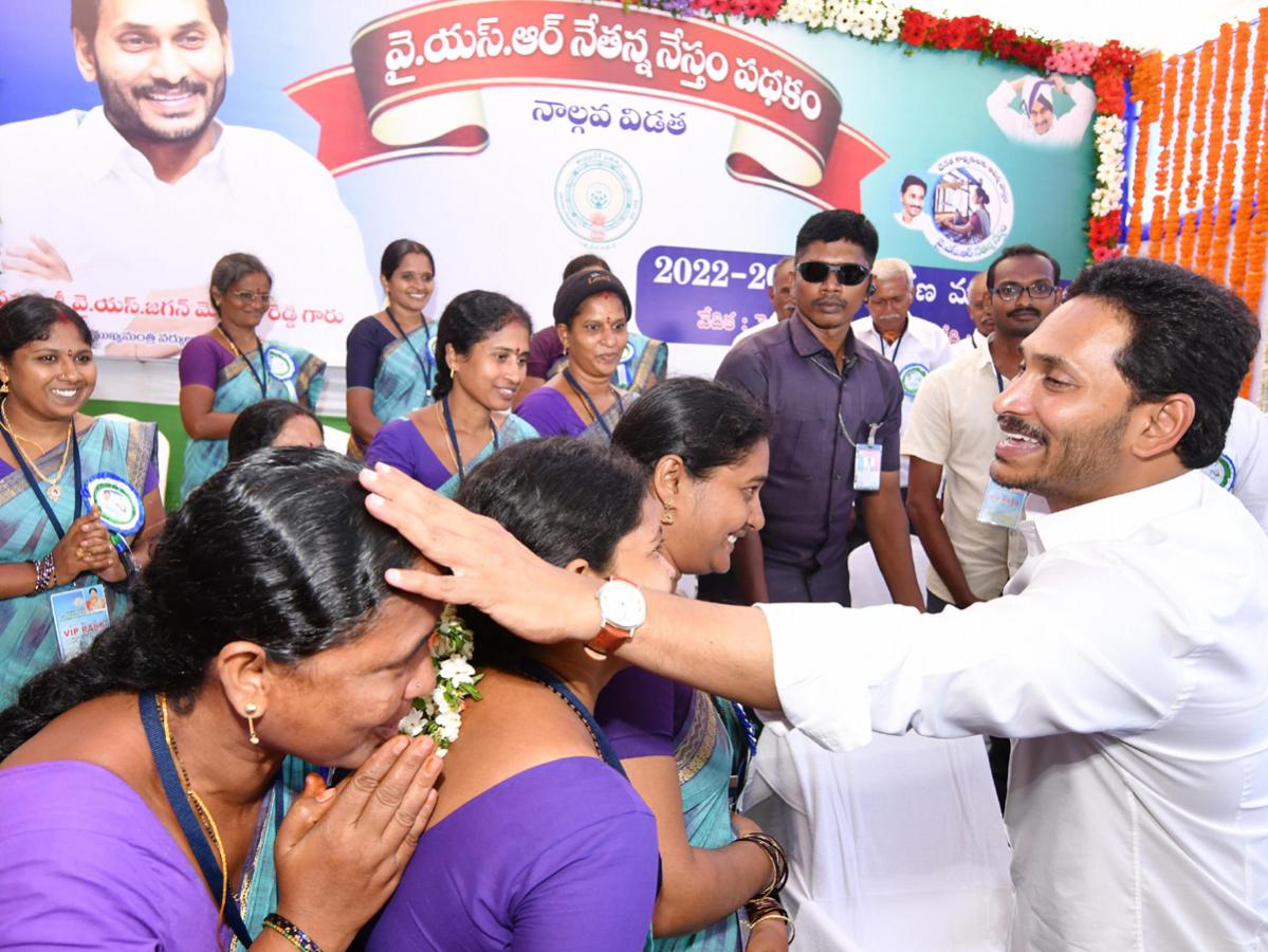 CM Jagan Releases Fourth Phase YSR Nethanna Nestham Funds - Sakshi18