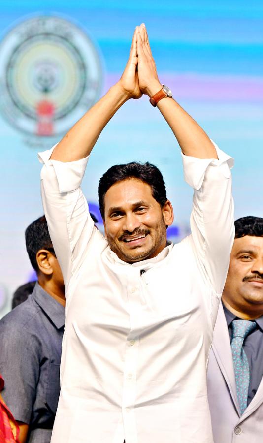 CM Jagan Releases Fourth Phase YSR Nethanna Nestham Funds - Sakshi44